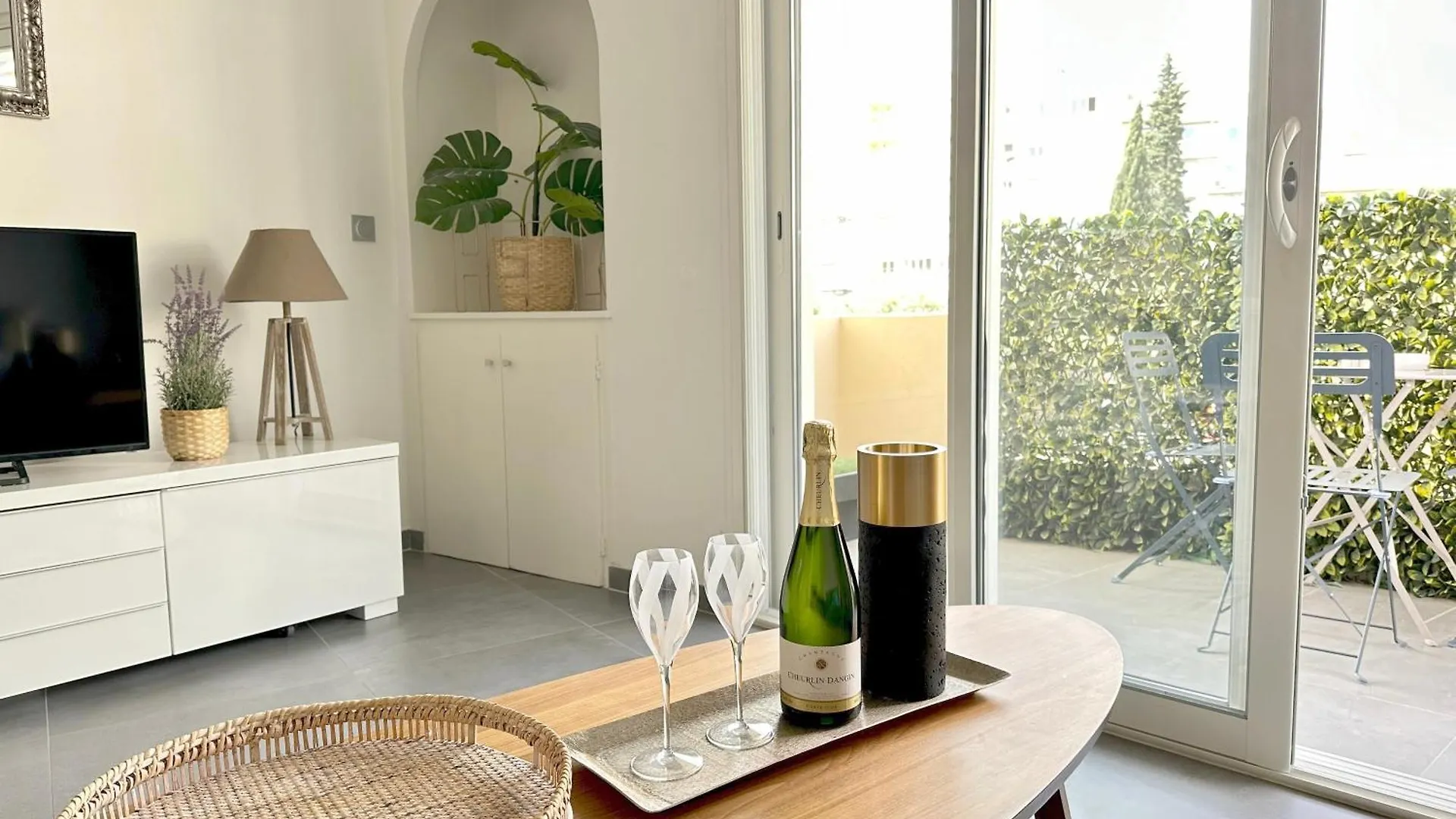 Cannes Croisette - Plages - Palais - Bord De Mer - Appartement Moderne Et Lumineux Avec Balcon